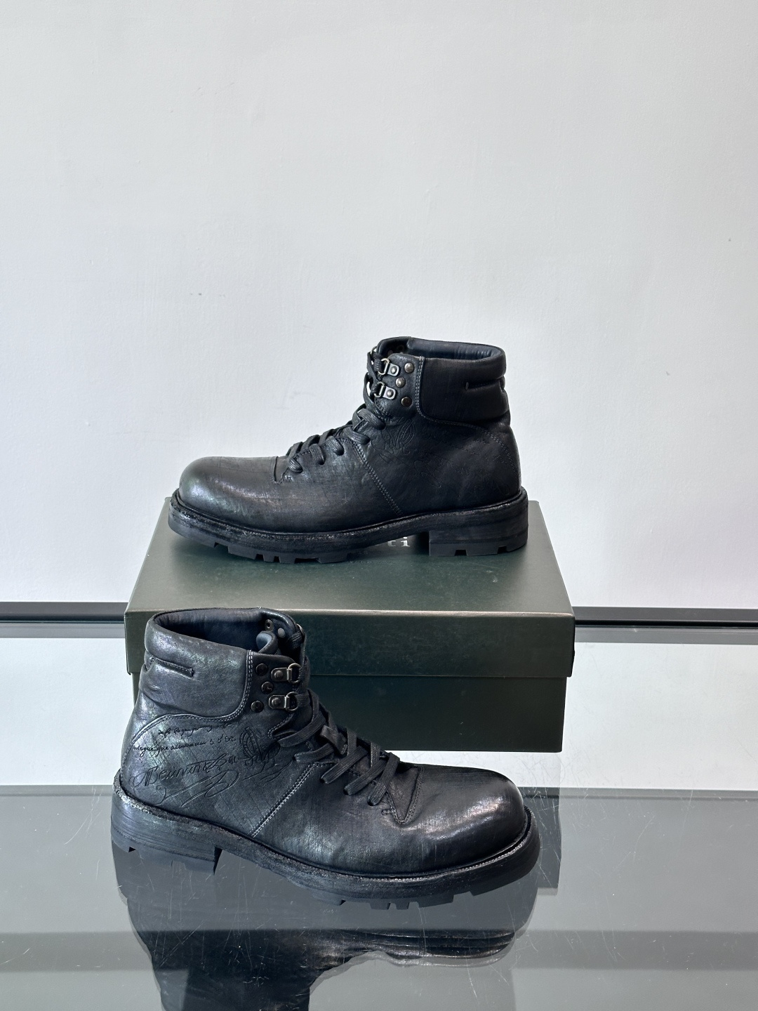 BERLUT*布鲁提 男士新款秋冬马皮系带靴这款靴子采用水洗马皮鞋面打造，鞋身手工擦色工艺处理。简约光面