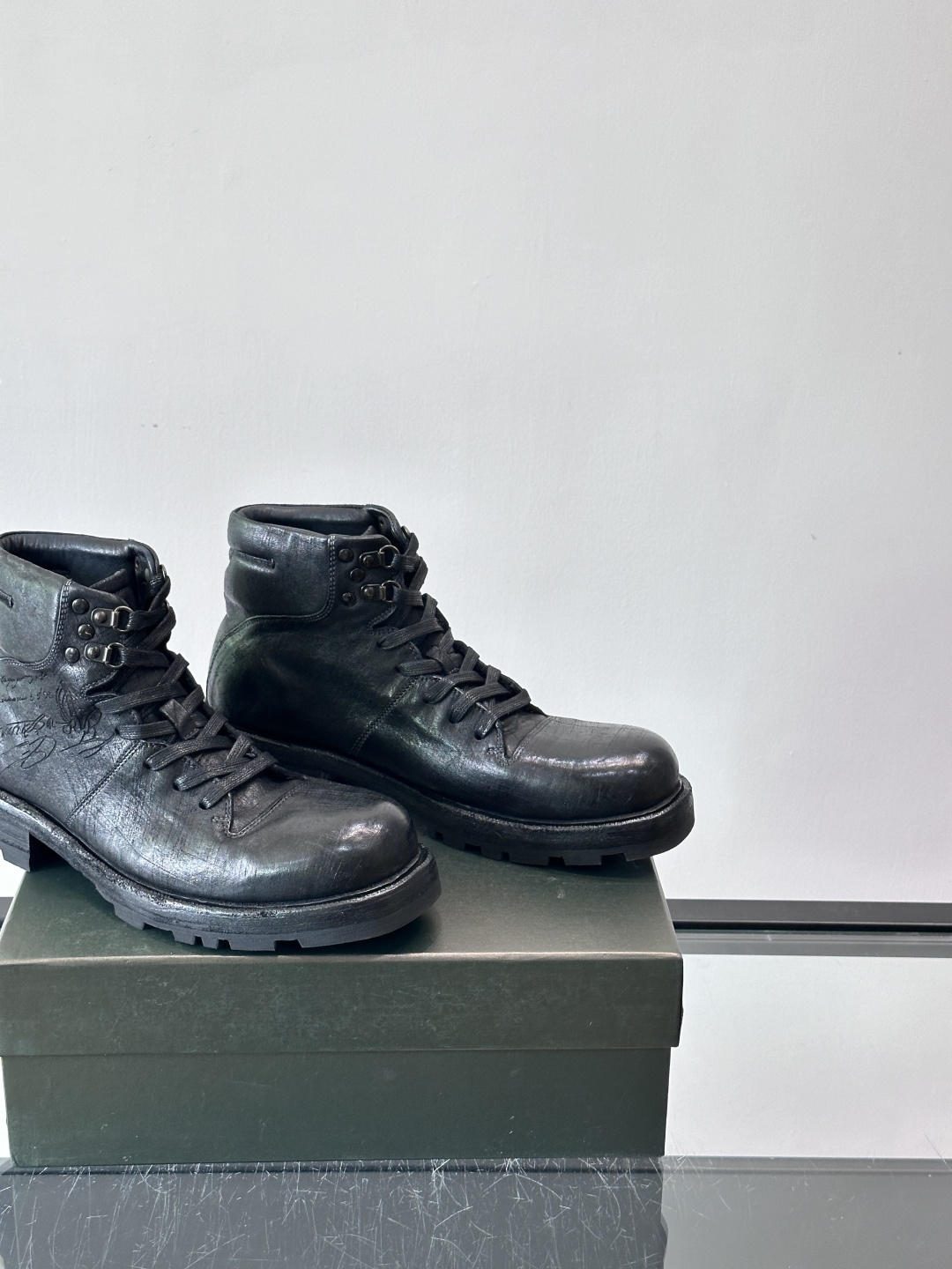 BERLUT*布鲁提 男士新款秋冬马皮系带靴这款靴子采用水洗马皮鞋面打造，鞋身手工擦色工艺处理。简约光面