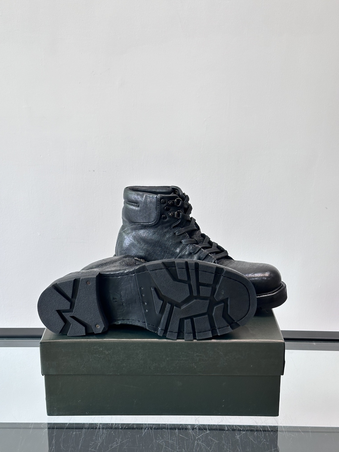 BERLUT*布鲁提 男士新款秋冬马皮系带靴这款靴子采用水洗马皮鞋面打造，鞋身手工擦色工艺处理。简约光面