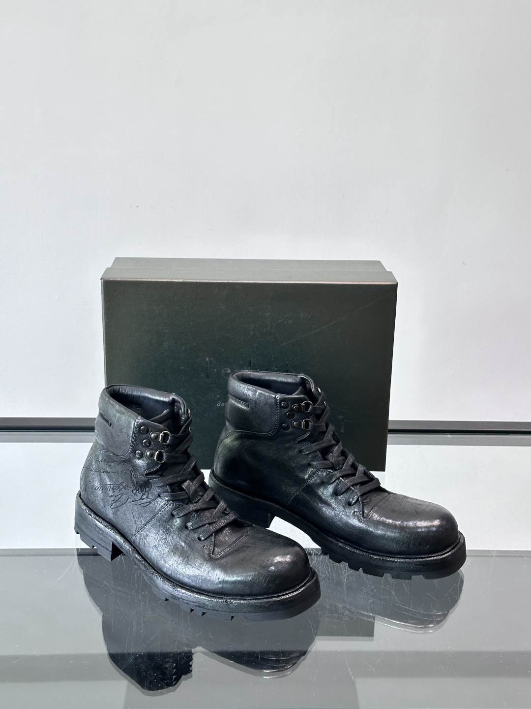 BERLUT*布鲁提 男士新款秋冬马皮系带靴这款靴子采用水洗马皮鞋面打造，鞋身手工擦色工艺处理。简约光面