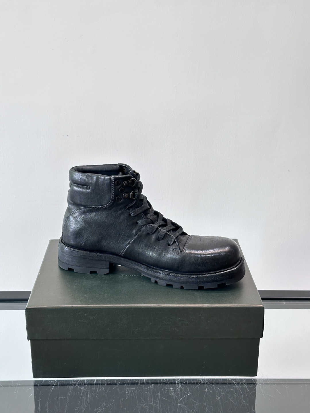 BERLUT*布鲁提 男士新款秋冬马皮系带靴这款靴子采用水洗马皮鞋面打造，鞋身手工擦色工艺处理。简约光面