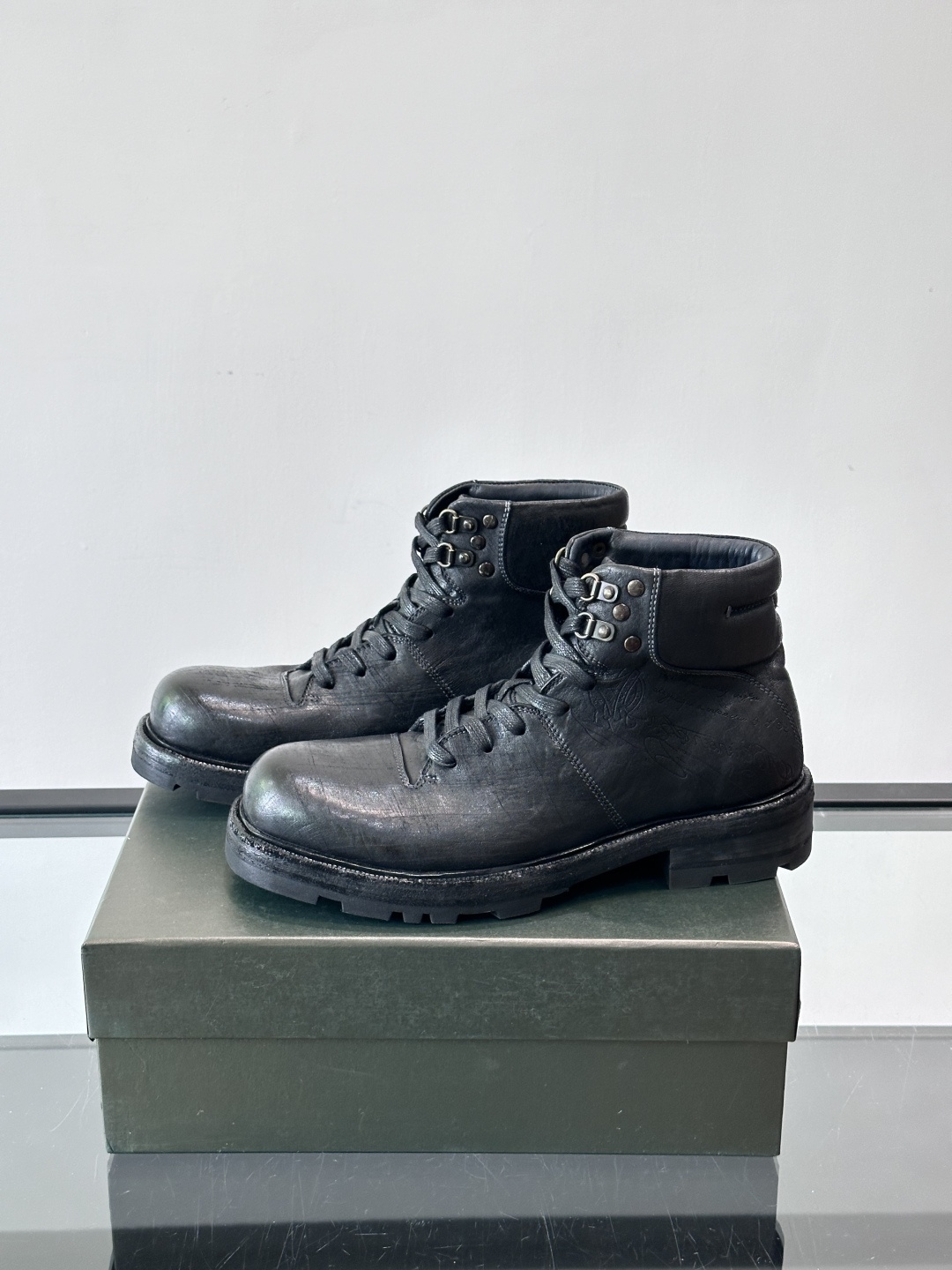 BERLUT*布鲁提 男士新款秋冬马皮系带靴这款靴子采用水洗马皮鞋面打造，鞋身手工擦色工艺处理。简约光面