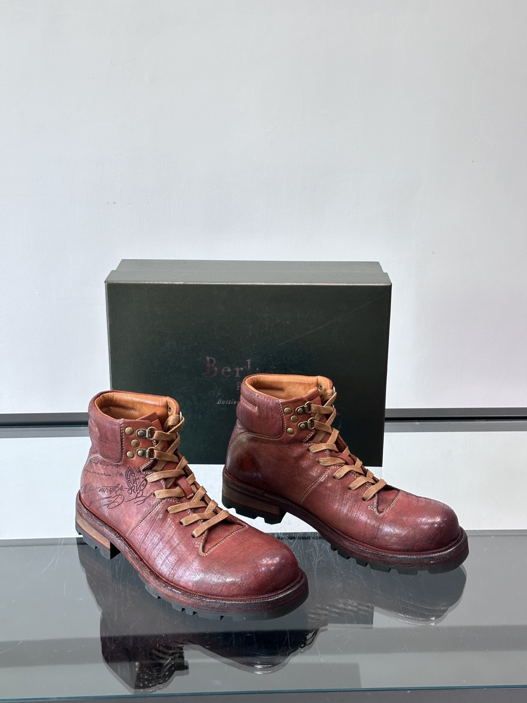 BERLUT*布鲁提 男士新款秋冬马皮系带靴这款靴子采用水洗马皮鞋面打造，鞋身手工擦色工艺处理。简约光面
