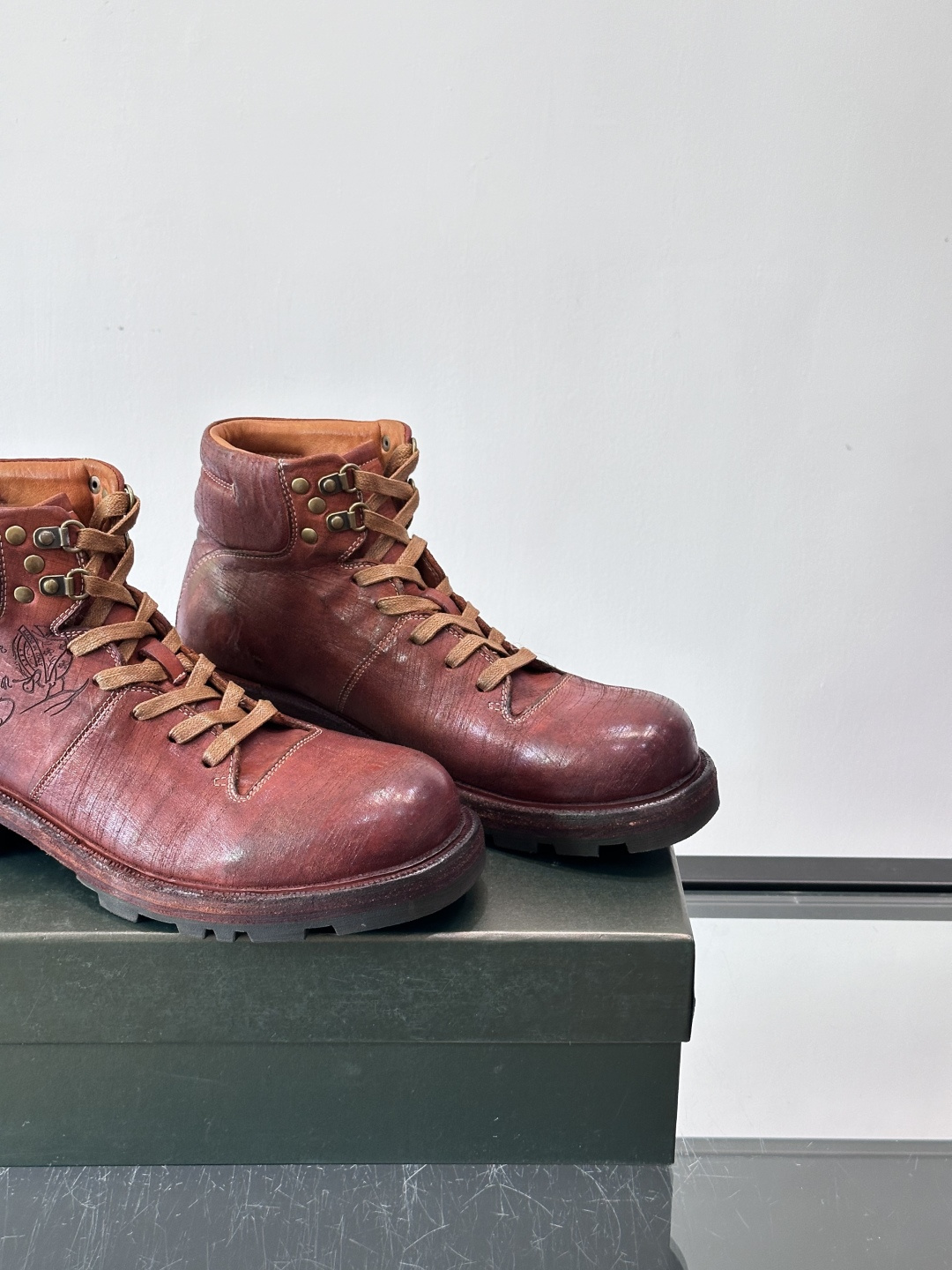 BERLUT*布鲁提 男士新款秋冬马皮系带靴这款靴子采用水洗马皮鞋面打造，鞋身手工擦色工艺处理。简约光面