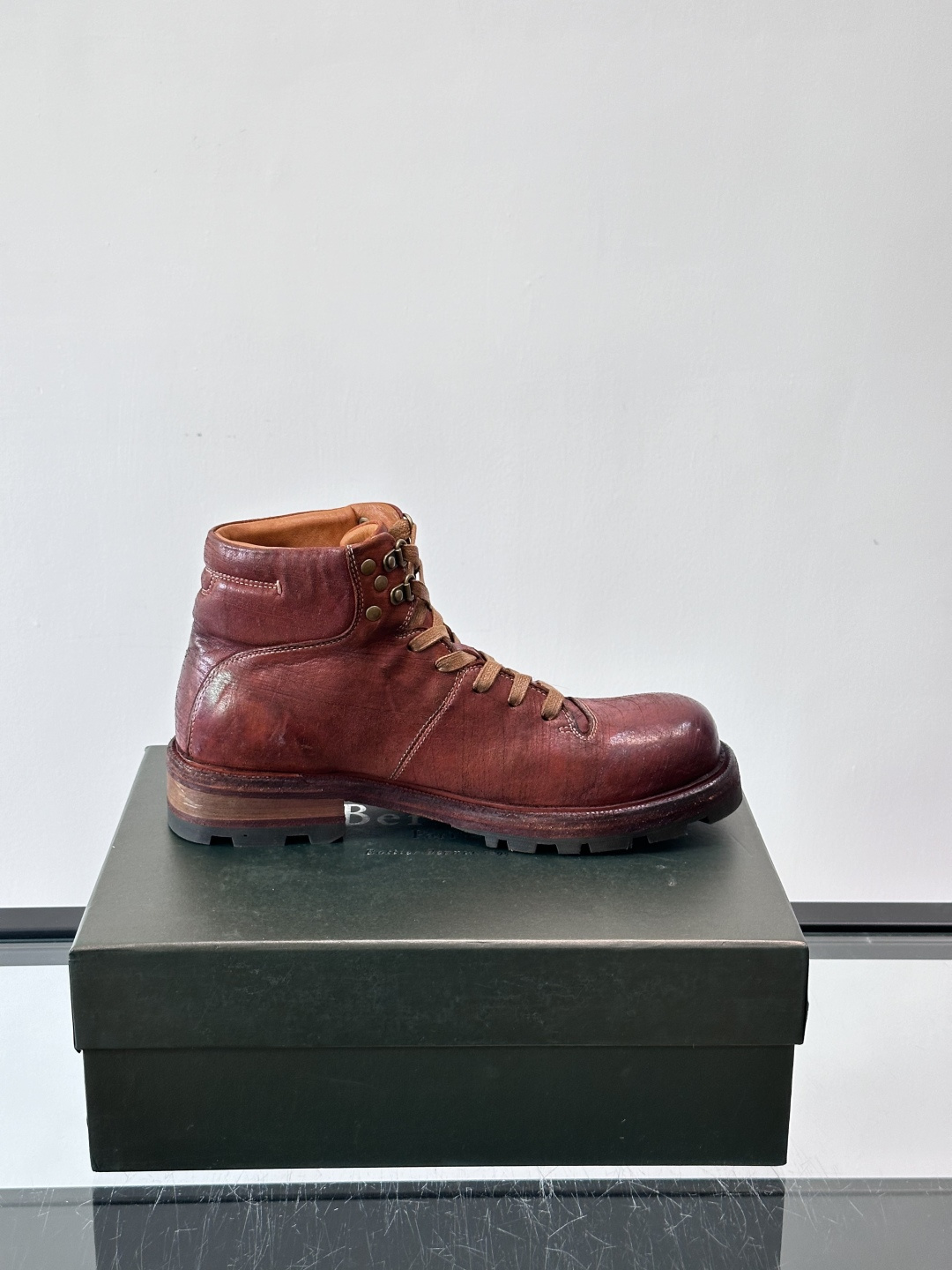 BERLUT*布鲁提 男士新款秋冬马皮系带靴这款靴子采用水洗马皮鞋面打造，鞋身手工擦色工艺处理。简约光面