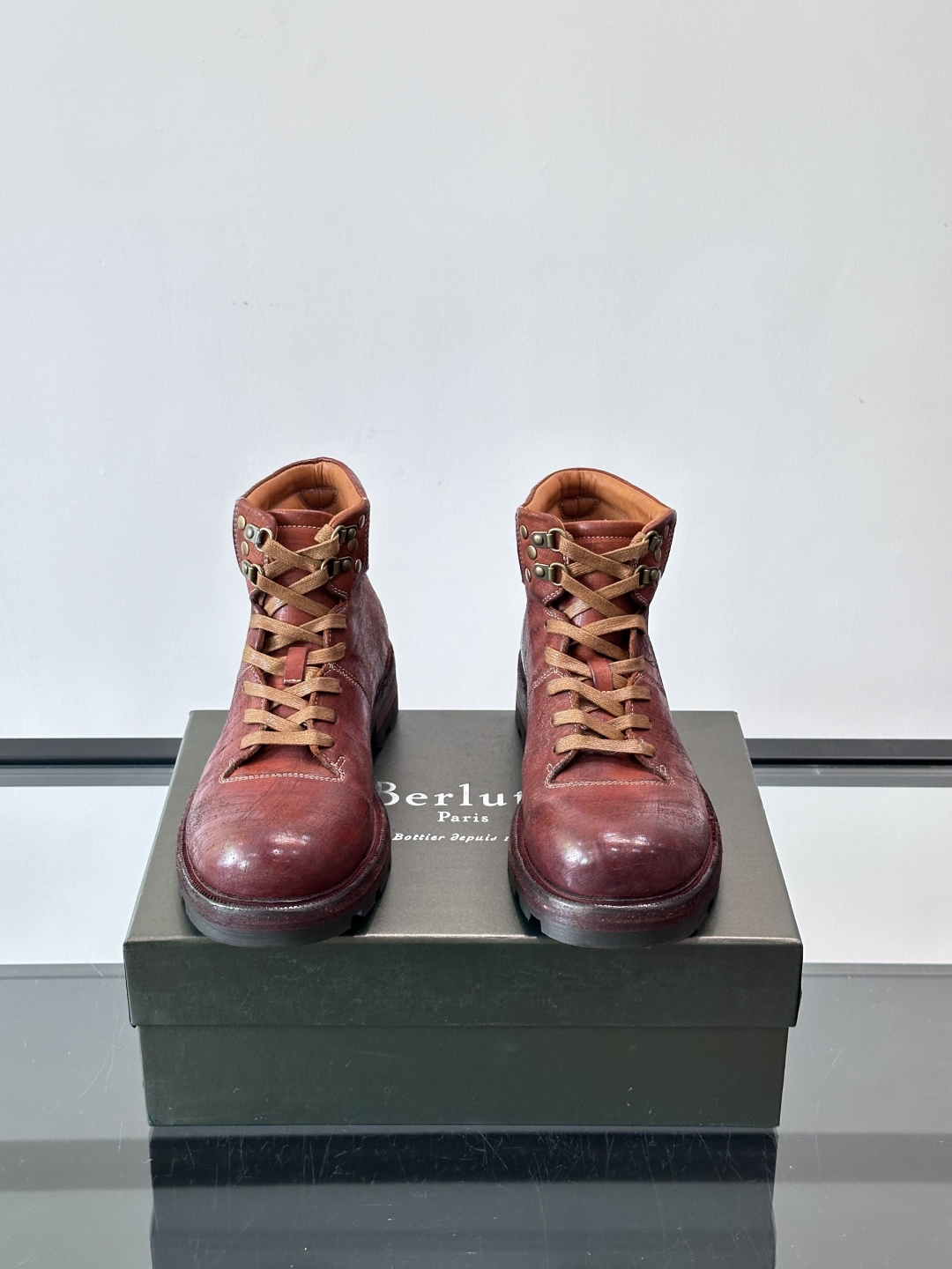 BERLUT*布鲁提 男士新款秋冬马皮系带靴这款靴子采用水洗马皮鞋面打造，鞋身手工擦色工艺处理。简约光面