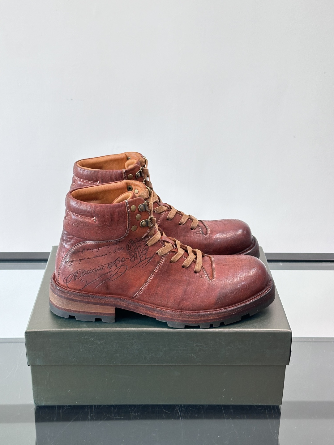 NO:552872,BERLUT* men's new autumn and winter horsehide lace-up boots  This boot is made of washed horsehide upper, and the shoe body is processed by hand-rubbing process. Simple glossy design, soft leather, natural and delicate texture, translucent luster, lace-up style with waxed laces, inner zipper opening and closing, making it easier and faster to put on and take off. Round toe  The silhouette of the boots, horse leather lining with embossed logo cowhide feet, and leather rubber outsole combination. The entire pair of shoes is washed and color-brushed after completion. The unique style presents different effects. The upper foot leather is very soft and comfortable. It is a work of art and comes with a full set of original packaging!  ,size38-44 (45 customized),Berluti Bruti,boots,cowhide19860909BERLUT*布鲁提 男士新款秋冬马皮系带靴 这款靴子采用水洗马皮鞋面打造,鞋身手工擦色工艺处理.简约光面设计,皮质柔软,纹理自然细腻,光泽透亮,系带款式搭配打蜡系带,内侧拉链开合,穿脱更加方便快捷.圆头靴轮廓,马皮内里配以压纹徽标牛皮垫脚,搭配真皮橡胶组合大底,整双鞋成品后经过水洗擦色处理,独特风格呈现出不同的效果,上脚皮很柔软舒适,艺术之作,配全套原包装！ ,size38-44（45定制）,Berluti 布鲁提,boots,cowhide,Men's shoes