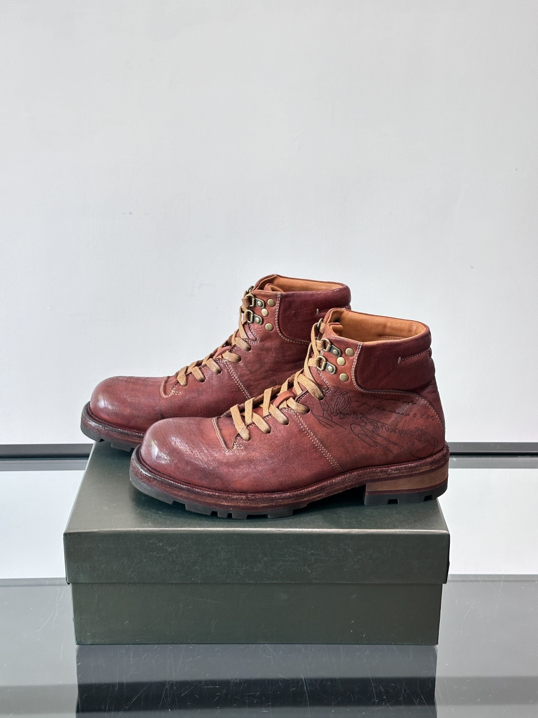 BERLUT*布鲁提 男士新款秋冬马皮系带靴这款靴子采用水洗马皮鞋面打造，鞋身手工擦色工艺处理。简约光面