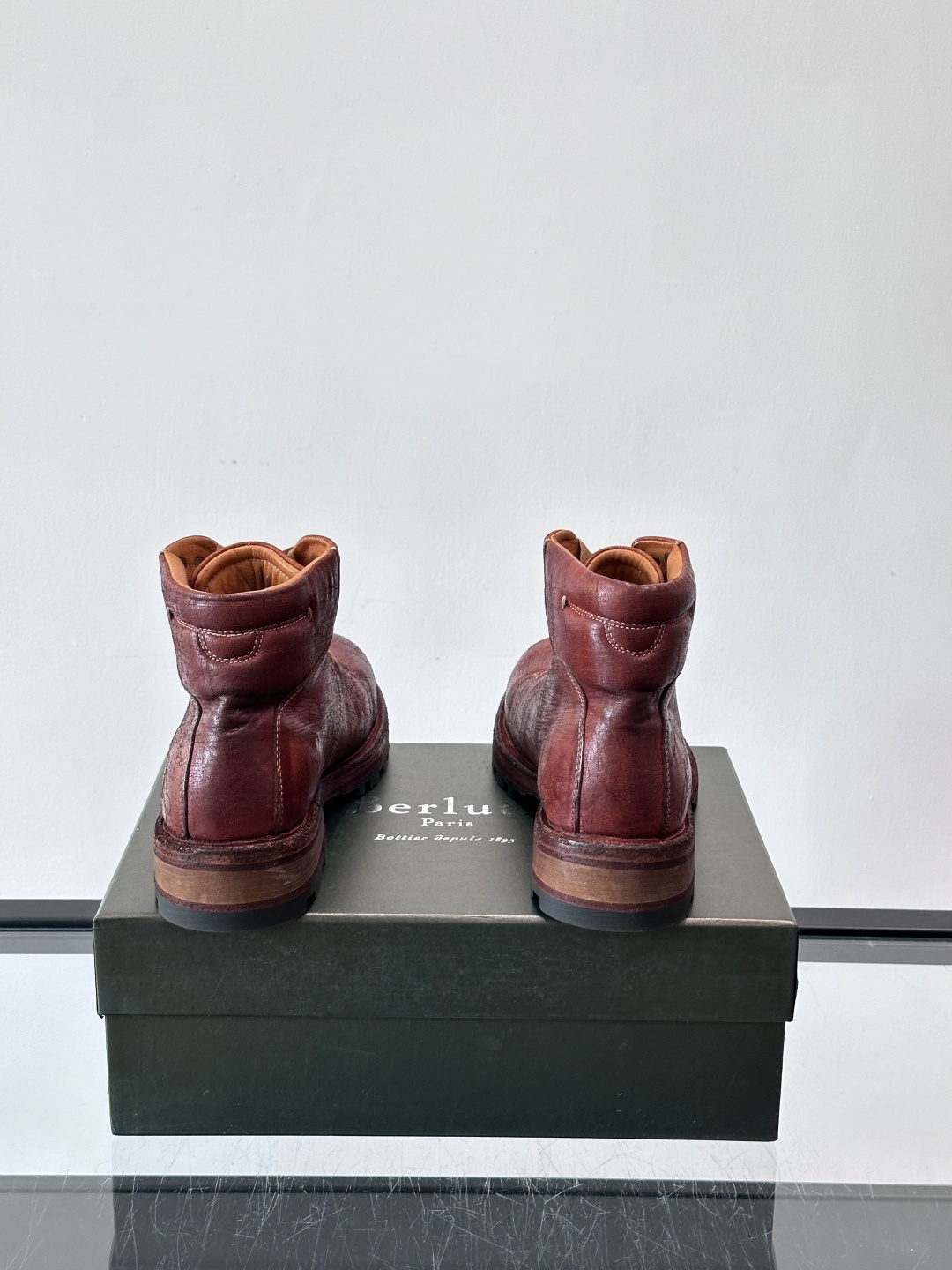 BERLUT*布鲁提 男士新款秋冬马皮系带靴这款靴子采用水洗马皮鞋面打造，鞋身手工擦色工艺处理。简约光面