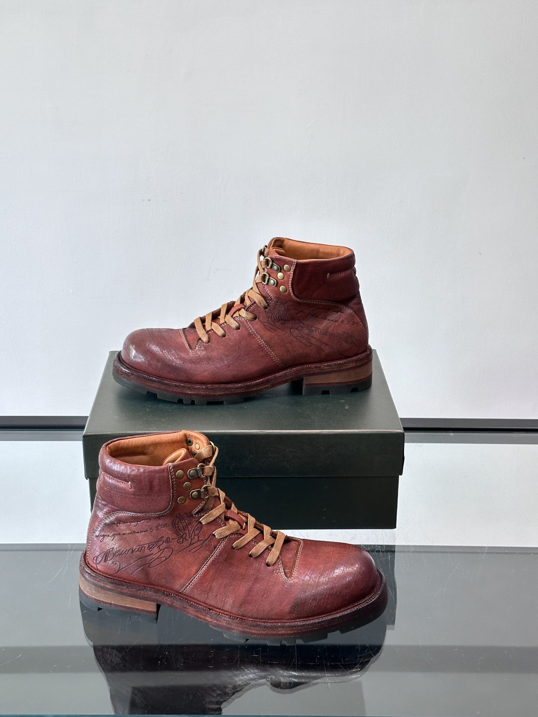 BERLUT*布鲁提 男士新款秋冬马皮系带靴这款靴子采用水洗马皮鞋面打造，鞋身手工擦色工艺处理。简约光面