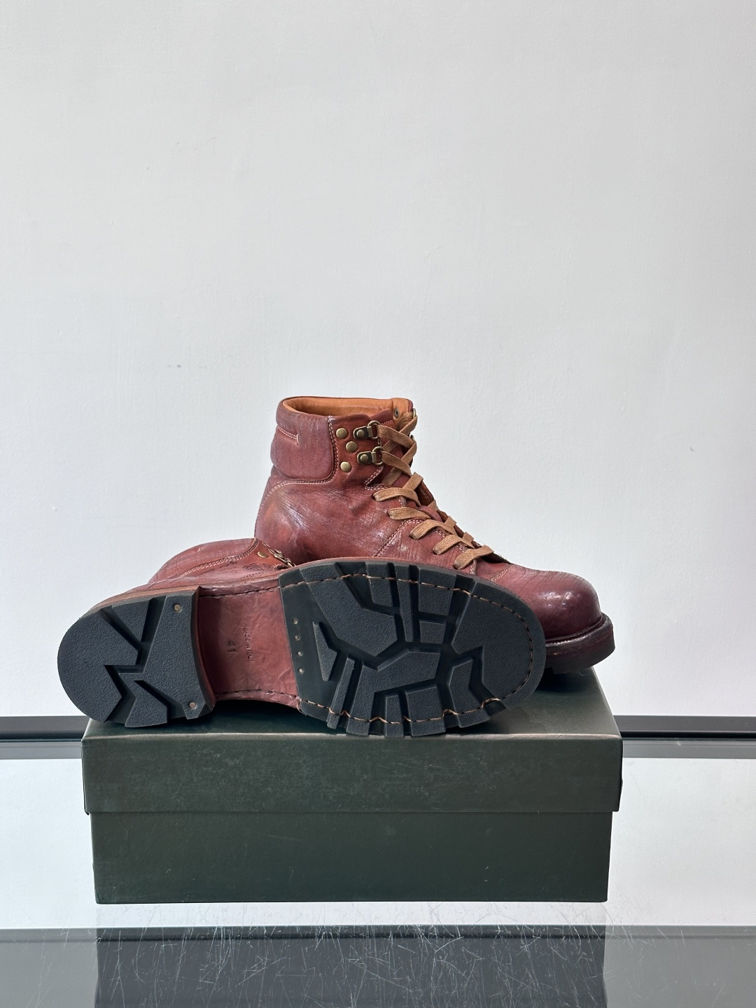 BERLUT*布鲁提 男士新款秋冬马皮系带靴这款靴子采用水洗马皮鞋面打造，鞋身手工擦色工艺处理。简约光面