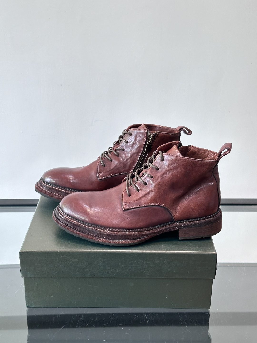 BERLUT*布鲁提 男士新款秋冬马皮系带靴这款靴子采用水洗马皮鞋面打造，鞋身手工擦色工艺处理。简约光面