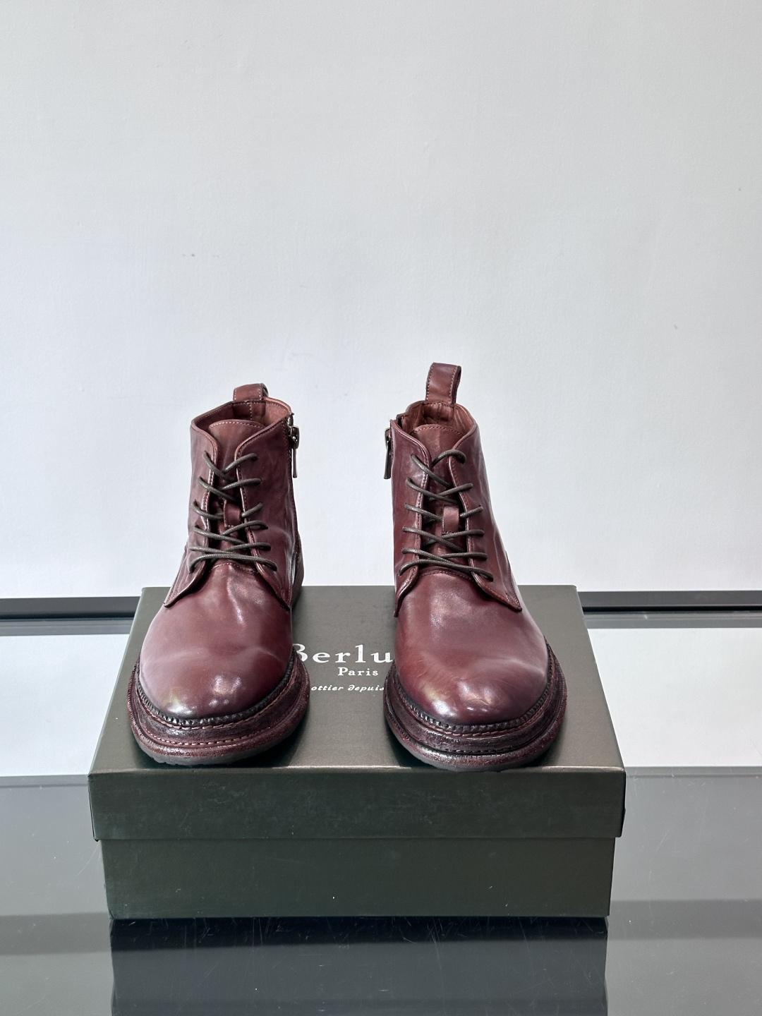 BERLUT*布鲁提 男士新款秋冬马皮系带靴这款靴子采用水洗马皮鞋面打造，鞋身手工擦色工艺处理。简约光面