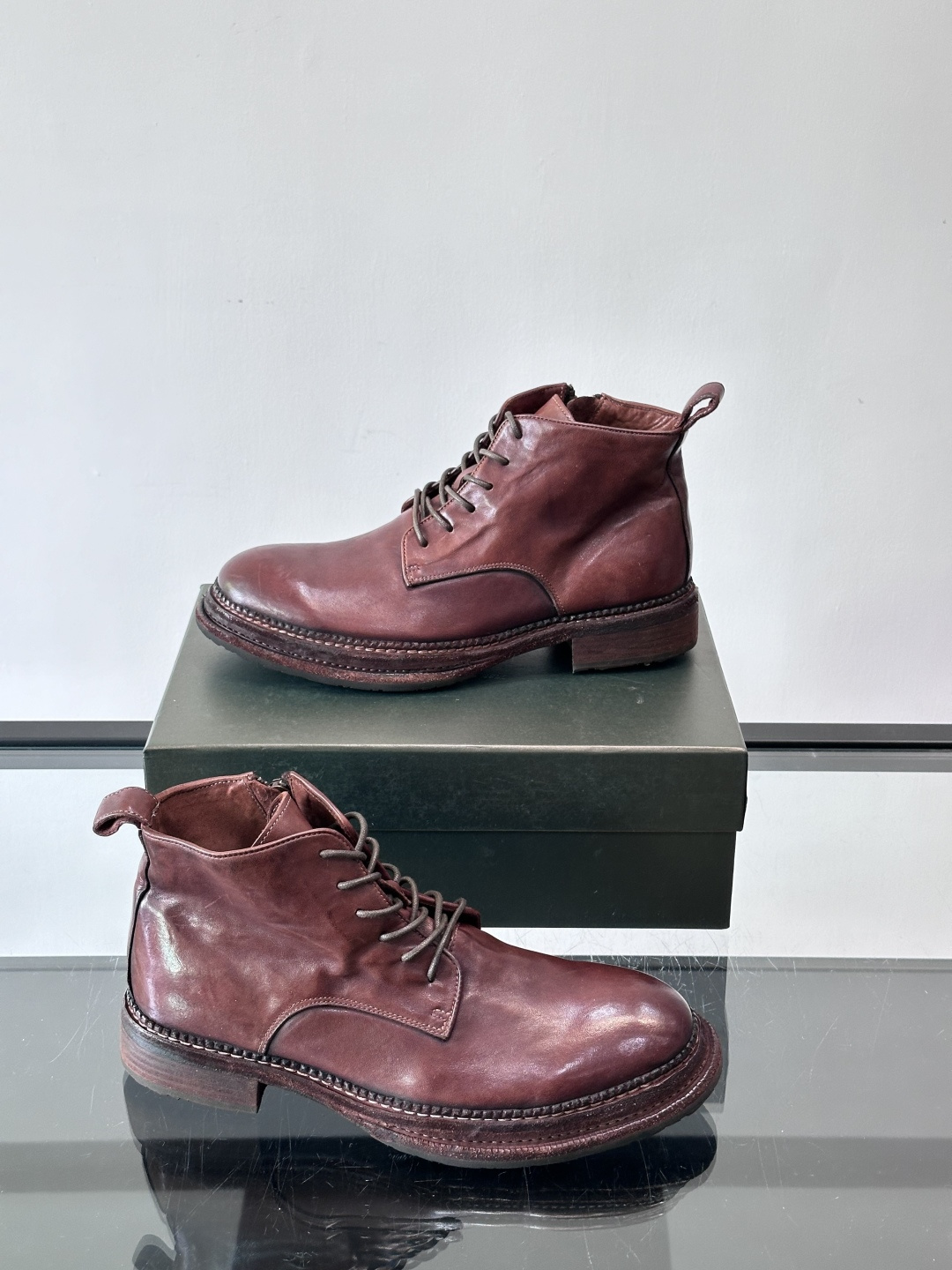 BERLUT*布鲁提 男士新款秋冬马皮系带靴这款靴子采用水洗马皮鞋面打造，鞋身手工擦色工艺处理。简约光面