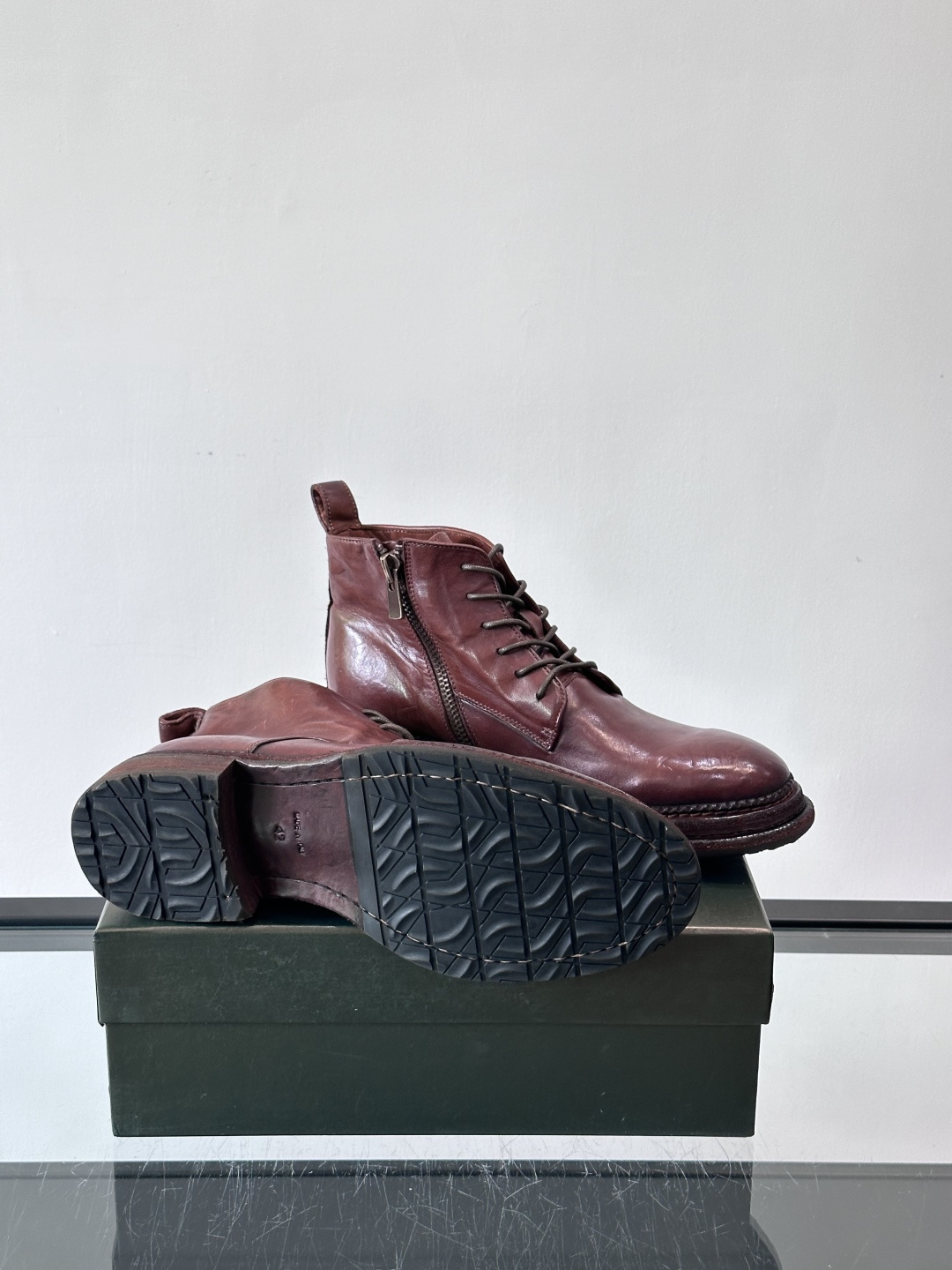 BERLUT*布鲁提 男士新款秋冬马皮系带靴这款靴子采用水洗马皮鞋面打造，鞋身手工擦色工艺处理。简约光面