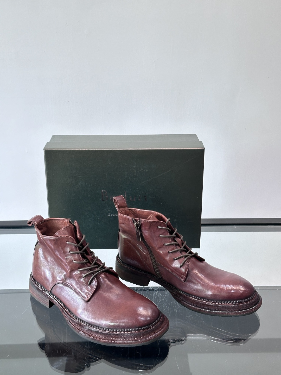 BERLUT*布鲁提 男士新款秋冬马皮系带靴这款靴子采用水洗马皮鞋面打造，鞋身手工擦色工艺处理。简约光面