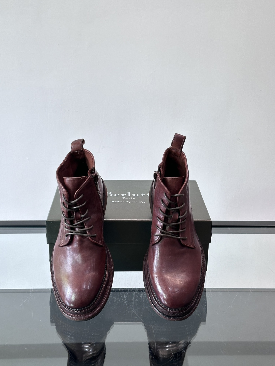 BERLUT*布鲁提 男士新款秋冬马皮系带靴这款靴子采用水洗马皮鞋面打造，鞋身手工擦色工艺处理。简约光面