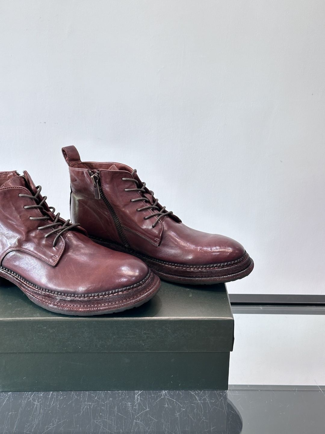 BERLUT*布鲁提 男士新款秋冬马皮系带靴这款靴子采用水洗马皮鞋面打造，鞋身手工擦色工艺处理。简约光面
