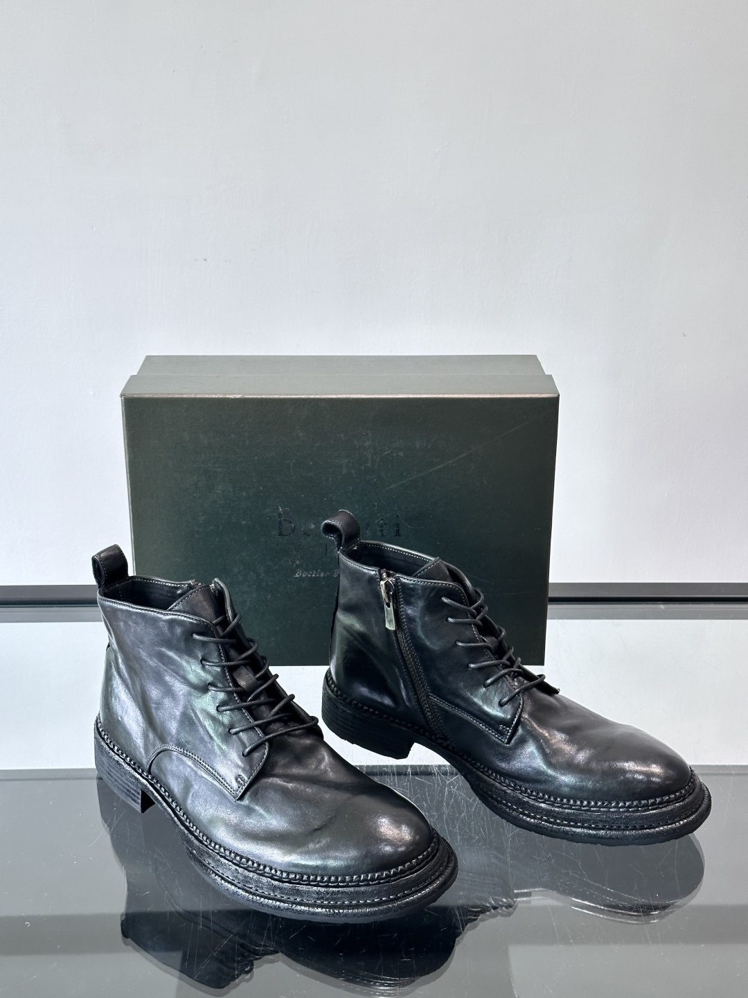 BERLUT*布鲁提 男士新款秋冬马皮系带靴这款靴子采用水洗马皮鞋面打造，鞋身手工擦色工艺处理。简约光面