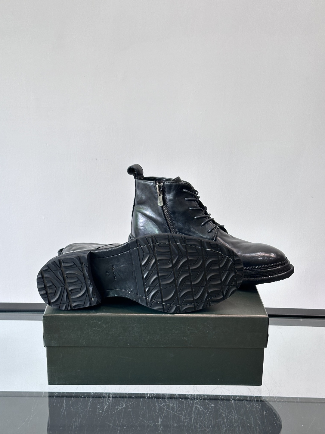 BERLUT*布鲁提 男士新款秋冬马皮系带靴这款靴子采用水洗马皮鞋面打造，鞋身手工擦色工艺处理。简约光面