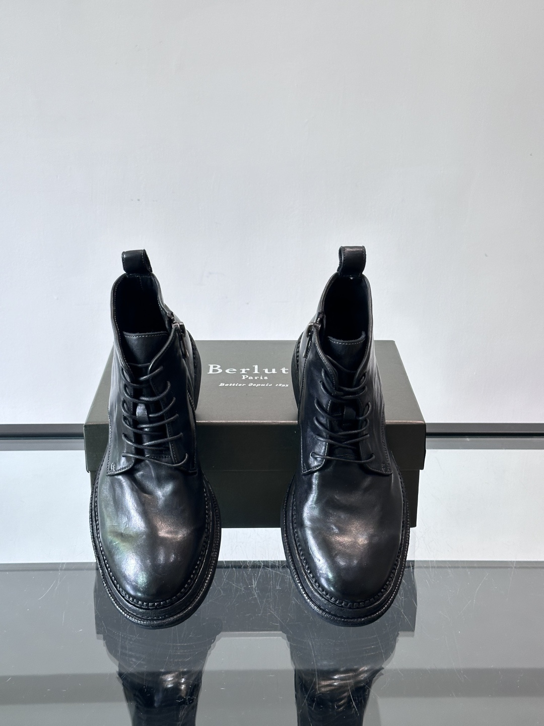 BERLUT*布鲁提 男士新款秋冬马皮系带靴这款靴子采用水洗马皮鞋面打造，鞋身手工擦色工艺处理。简约光面