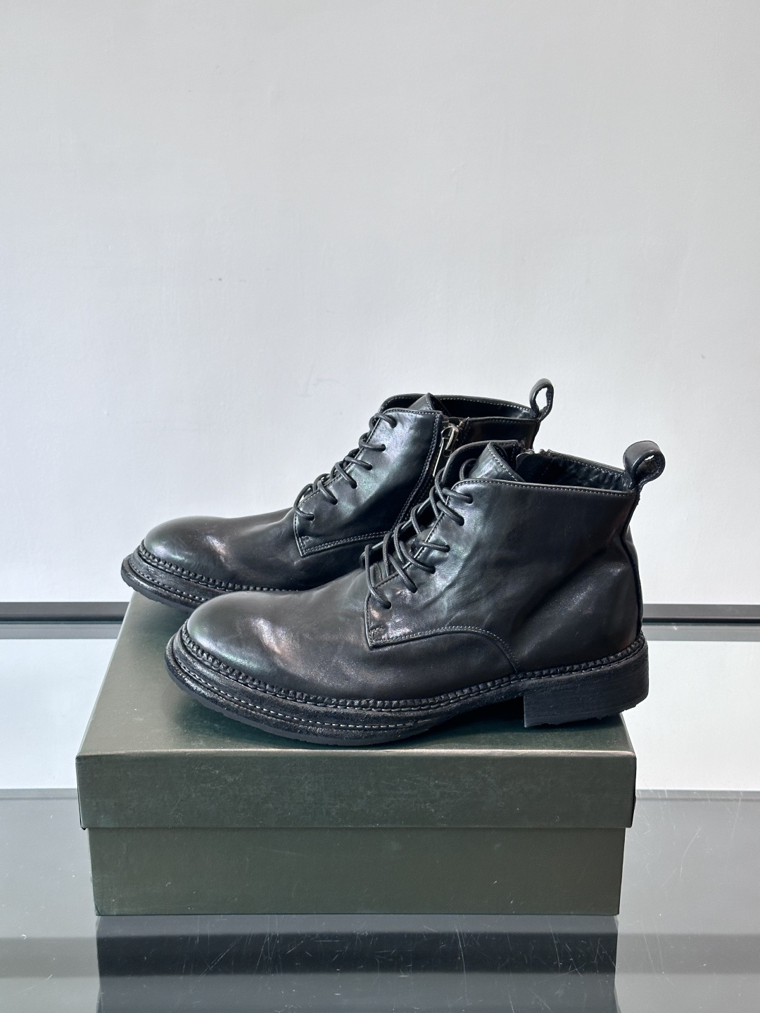 BERLUT*布鲁提 男士新款秋冬马皮系带靴这款靴子采用水洗马皮鞋面打造，鞋身手工擦色工艺处理。简约光面