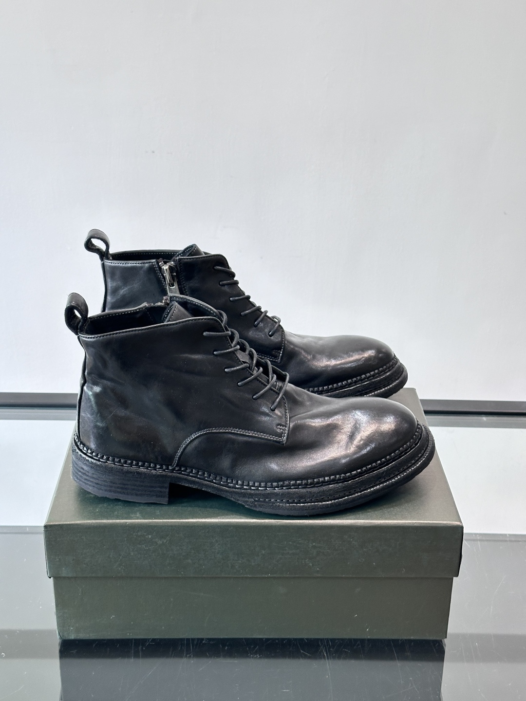 BERLUT*布鲁提 男士新款秋冬马皮系带靴这款靴子采用水洗马皮鞋面打造，鞋身手工擦色工艺处理。简约光面