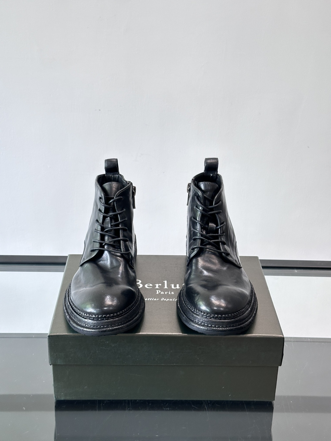 BERLUT*布鲁提 男士新款秋冬马皮系带靴这款靴子采用水洗马皮鞋面打造，鞋身手工擦色工艺处理。简约光面