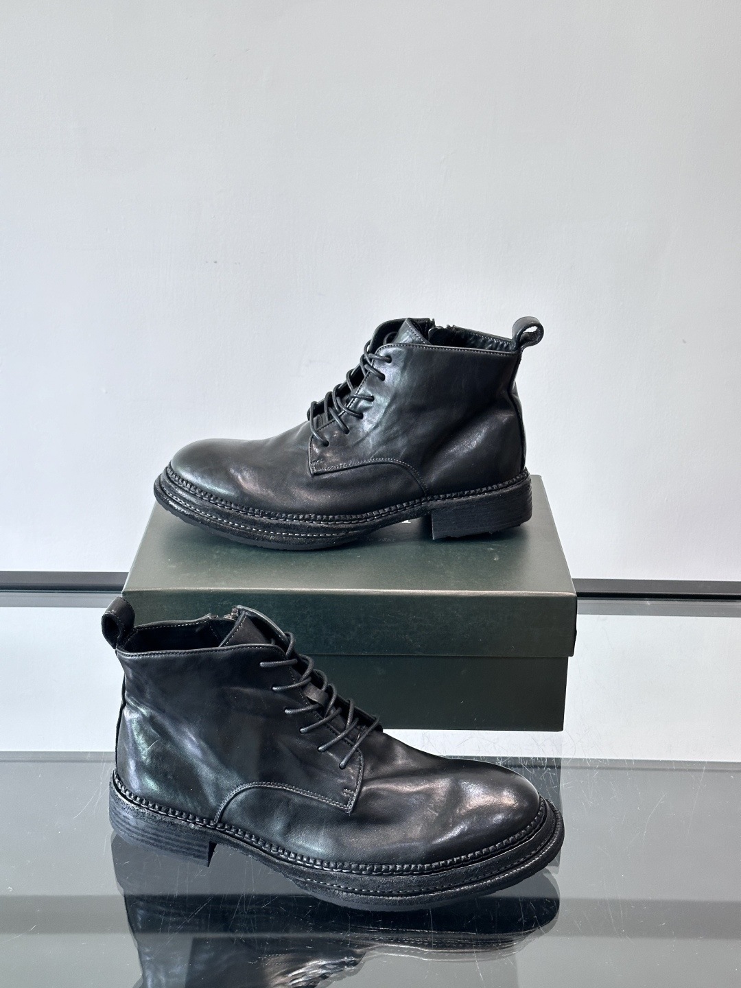 BERLUT*布鲁提 男士新款秋冬马皮系带靴这款靴子采用水洗马皮鞋面打造，鞋身手工擦色工艺处理。简约光面