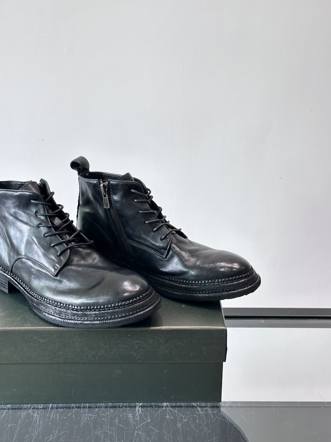 BERLUT*布鲁提 男士新款秋冬马皮系带靴这款靴子采用水洗马皮鞋面打造，鞋身手工擦色工艺处理。简约光面