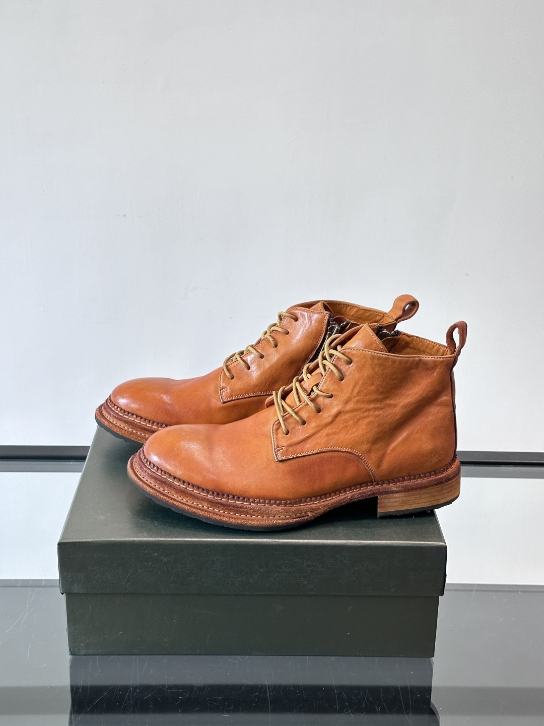 BERLUT*布鲁提 男士新款秋冬马皮系带靴这款靴子采用水洗马皮鞋面打造，鞋身手工擦色工艺处理。简约光面