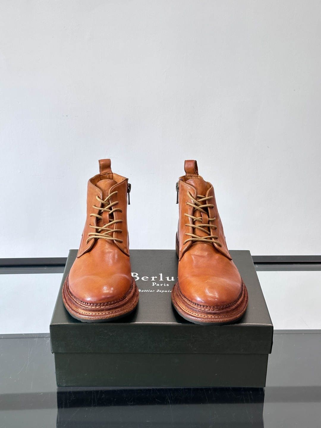 BERLUT*布鲁提 男士新款秋冬马皮系带靴这款靴子采用水洗马皮鞋面打造，鞋身手工擦色工艺处理。简约光面