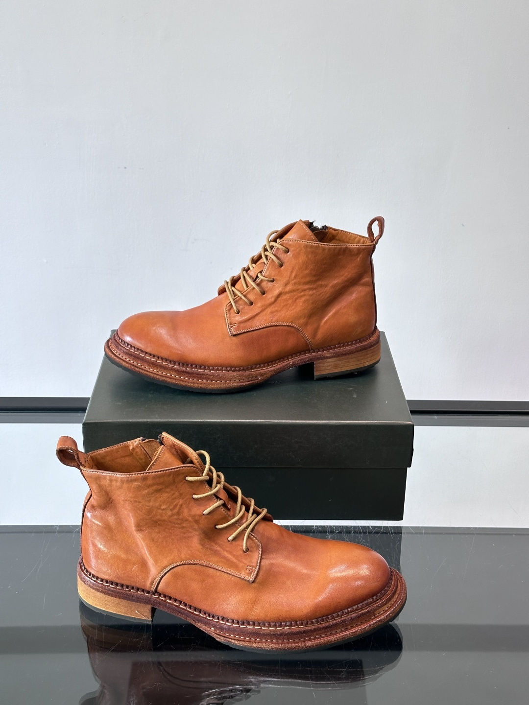 BERLUT*布鲁提 男士新款秋冬马皮系带靴这款靴子采用水洗马皮鞋面打造，鞋身手工擦色工艺处理。简约光面