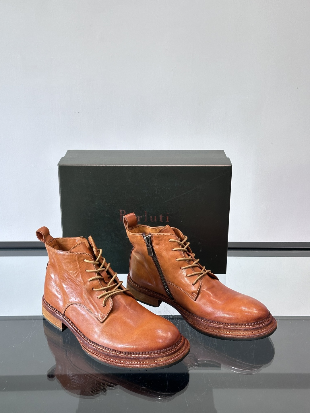 BERLUT*布鲁提 男士新款秋冬马皮系带靴这款靴子采用水洗马皮鞋面打造，鞋身手工擦色工艺处理。简约光面