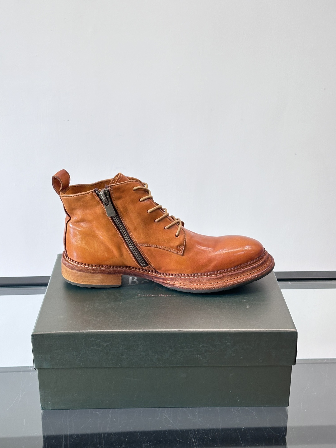 BERLUT*布鲁提 男士新款秋冬马皮系带靴这款靴子采用水洗马皮鞋面打造，鞋身手工擦色工艺处理。简约光面