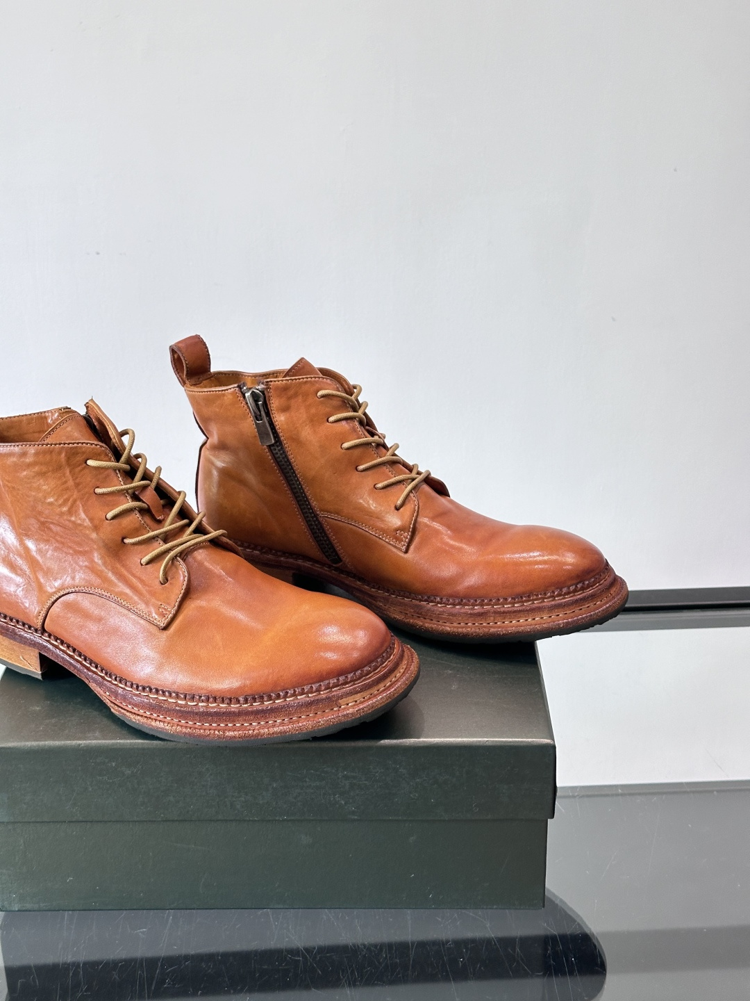 BERLUT*布鲁提 男士新款秋冬马皮系带靴这款靴子采用水洗马皮鞋面打造，鞋身手工擦色工艺处理。简约光面