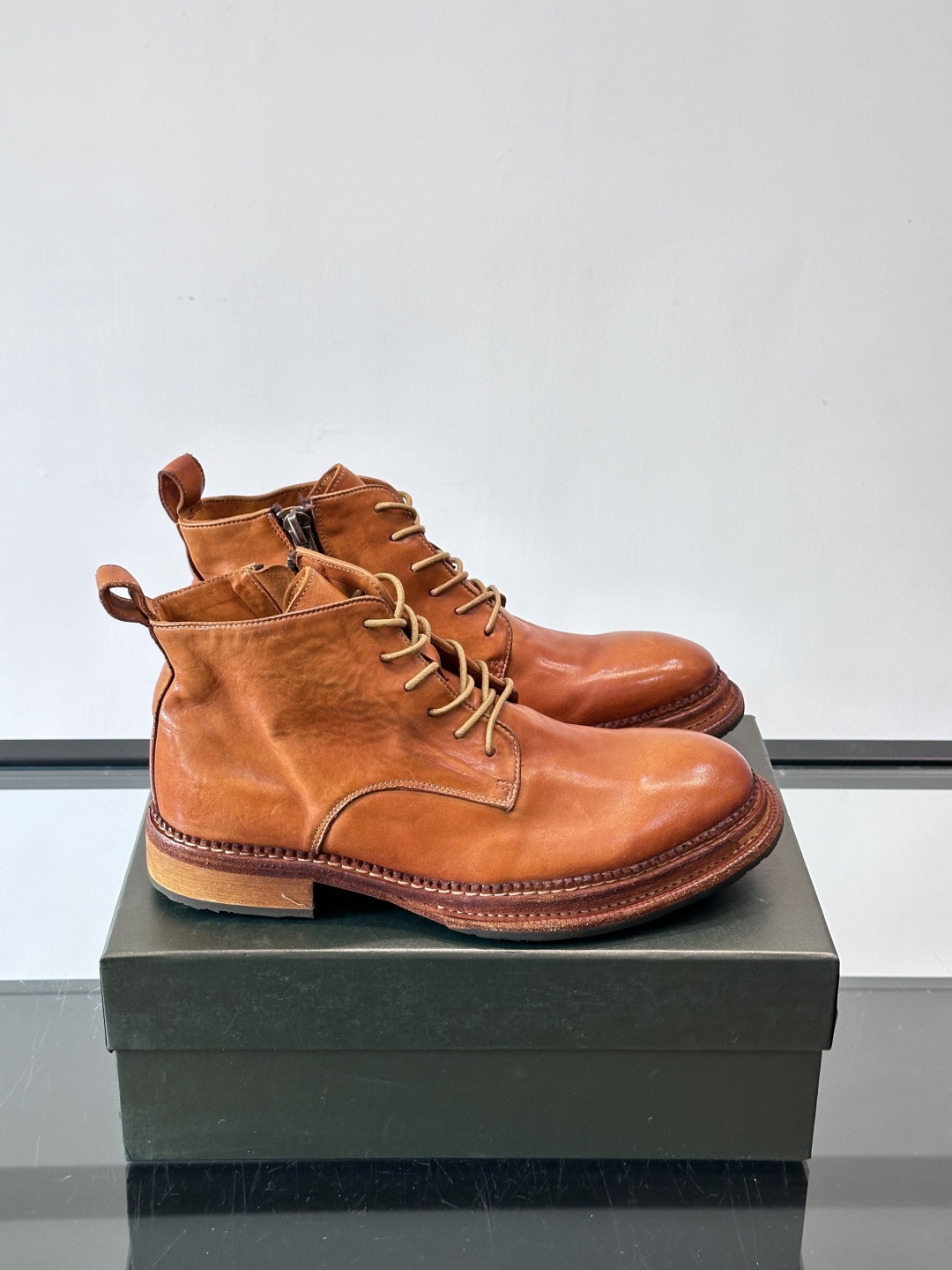 BERLUT*布鲁提 男士新款秋冬马皮系带靴这款靴子采用水洗马皮鞋面打造，鞋身手工擦色工艺处理。简约光面