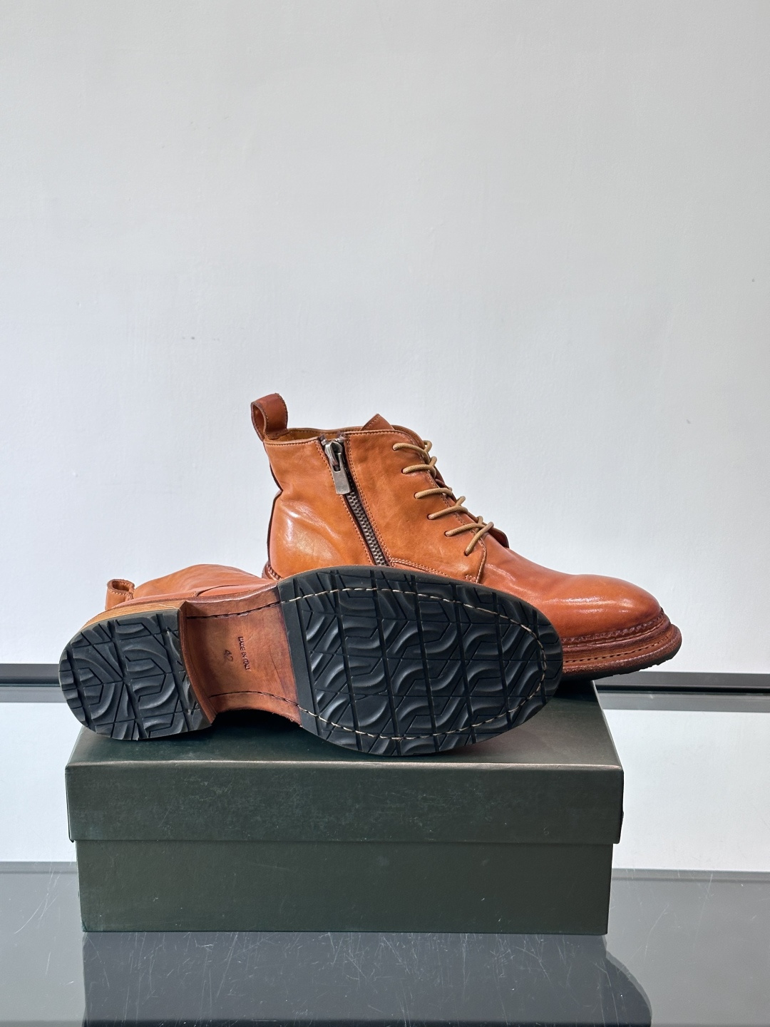 BERLUT*布鲁提 男士新款秋冬马皮系带靴这款靴子采用水洗马皮鞋面打造，鞋身手工擦色工艺处理。简约光面