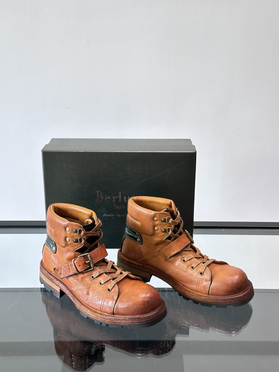 BERLUT*布鲁提 男士新款秋冬马皮系带靴这款靴子采用水洗马皮鞋面打造，鞋身手工擦色工艺处理。简约光面