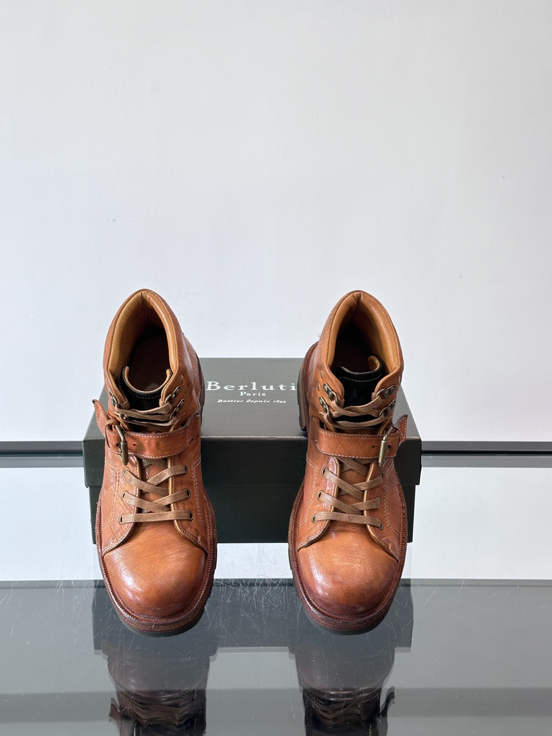 BERLUT*布鲁提 男士新款秋冬马皮系带靴这款靴子采用水洗马皮鞋面打造，鞋身手工擦色工艺处理。简约光面