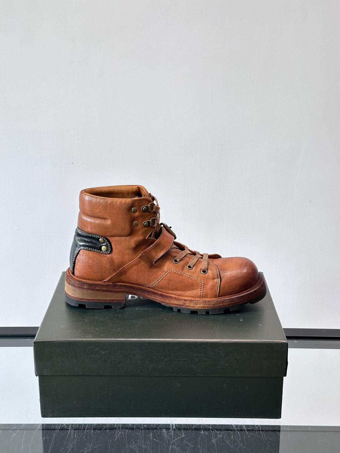 BERLUT*布鲁提 男士新款秋冬马皮系带靴这款靴子采用水洗马皮鞋面打造，鞋身手工擦色工艺处理。简约光面