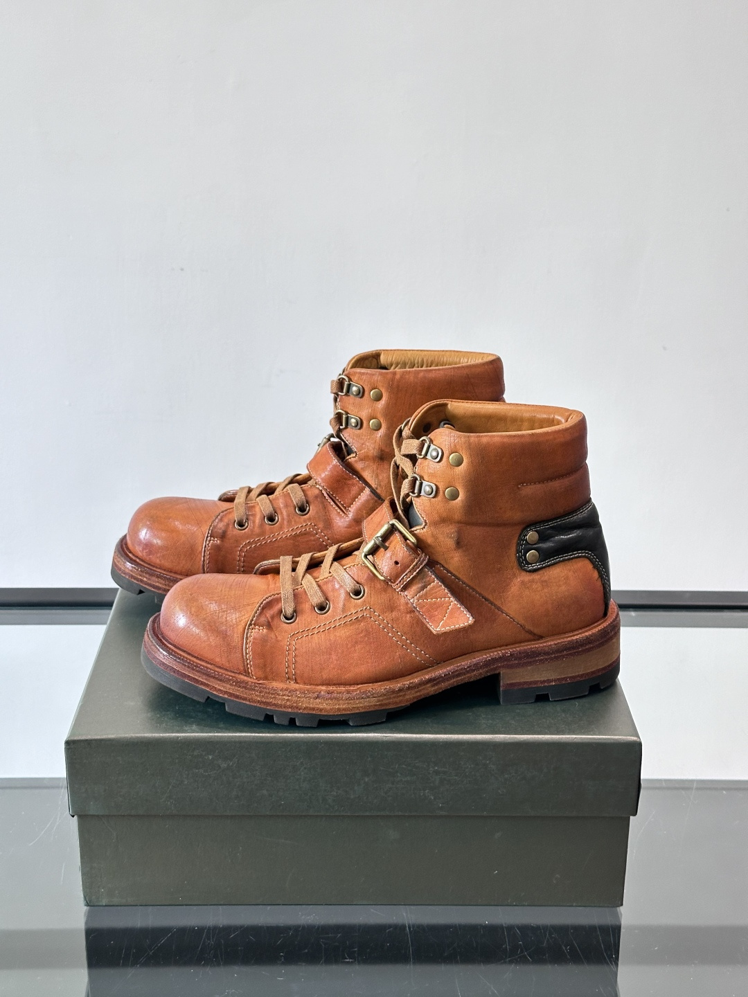 BERLUT*布鲁提 男士新款秋冬马皮系带靴这款靴子采用水洗马皮鞋面打造，鞋身手工擦色工艺处理。简约光面