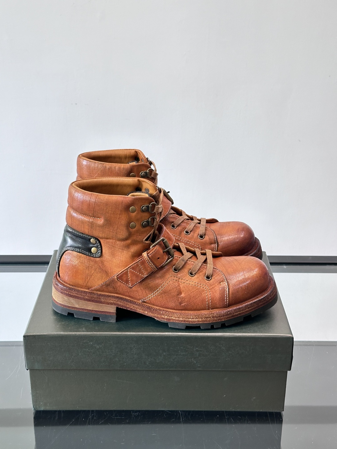 BERLUT*布鲁提 男士新款秋冬马皮系带靴这款靴子采用水洗马皮鞋面打造，鞋身手工擦色工艺处理。简约光面