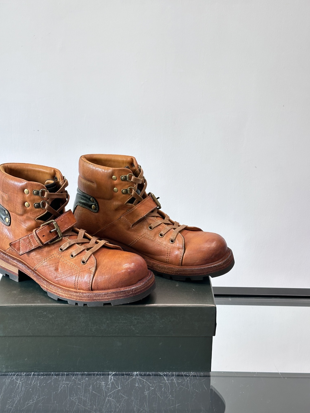 BERLUT*布鲁提 男士新款秋冬马皮系带靴这款靴子采用水洗马皮鞋面打造，鞋身手工擦色工艺处理。简约光面