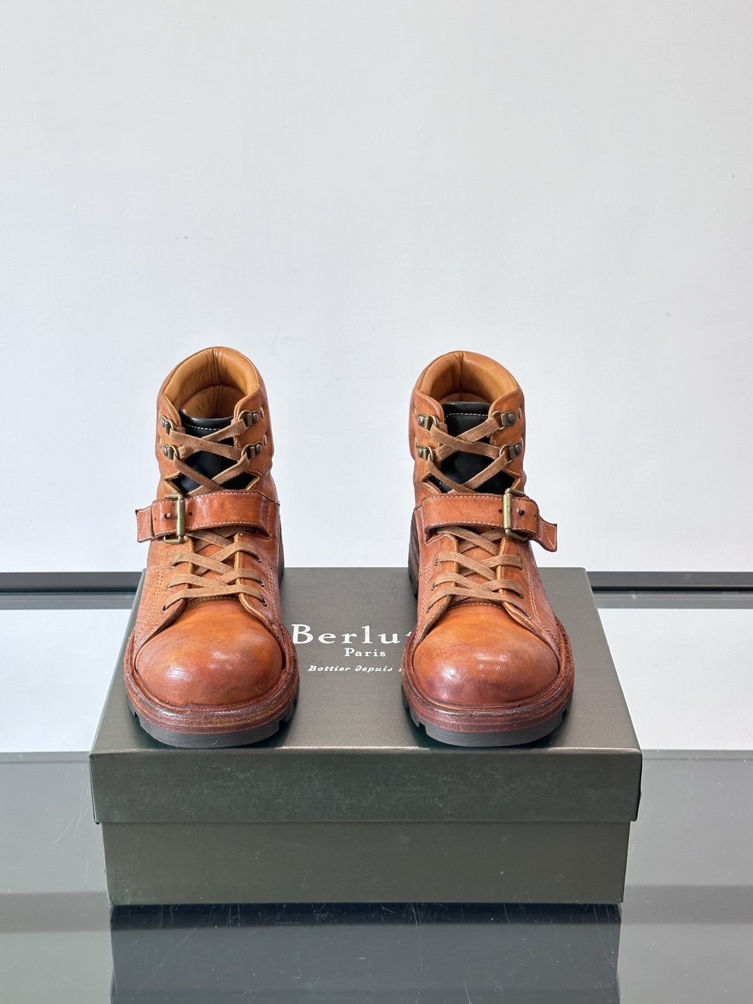 BERLUT*布鲁提 男士新款秋冬马皮系带靴这款靴子采用水洗马皮鞋面打造，鞋身手工擦色工艺处理。简约光面