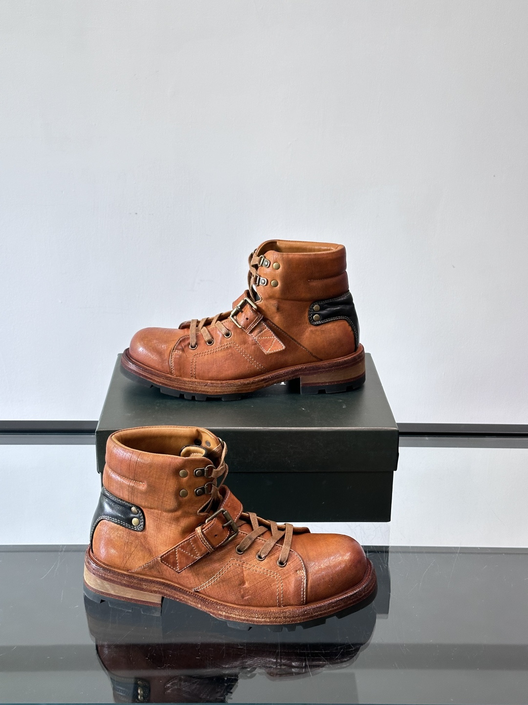 BERLUT*布鲁提 男士新款秋冬马皮系带靴这款靴子采用水洗马皮鞋面打造，鞋身手工擦色工艺处理。简约光面