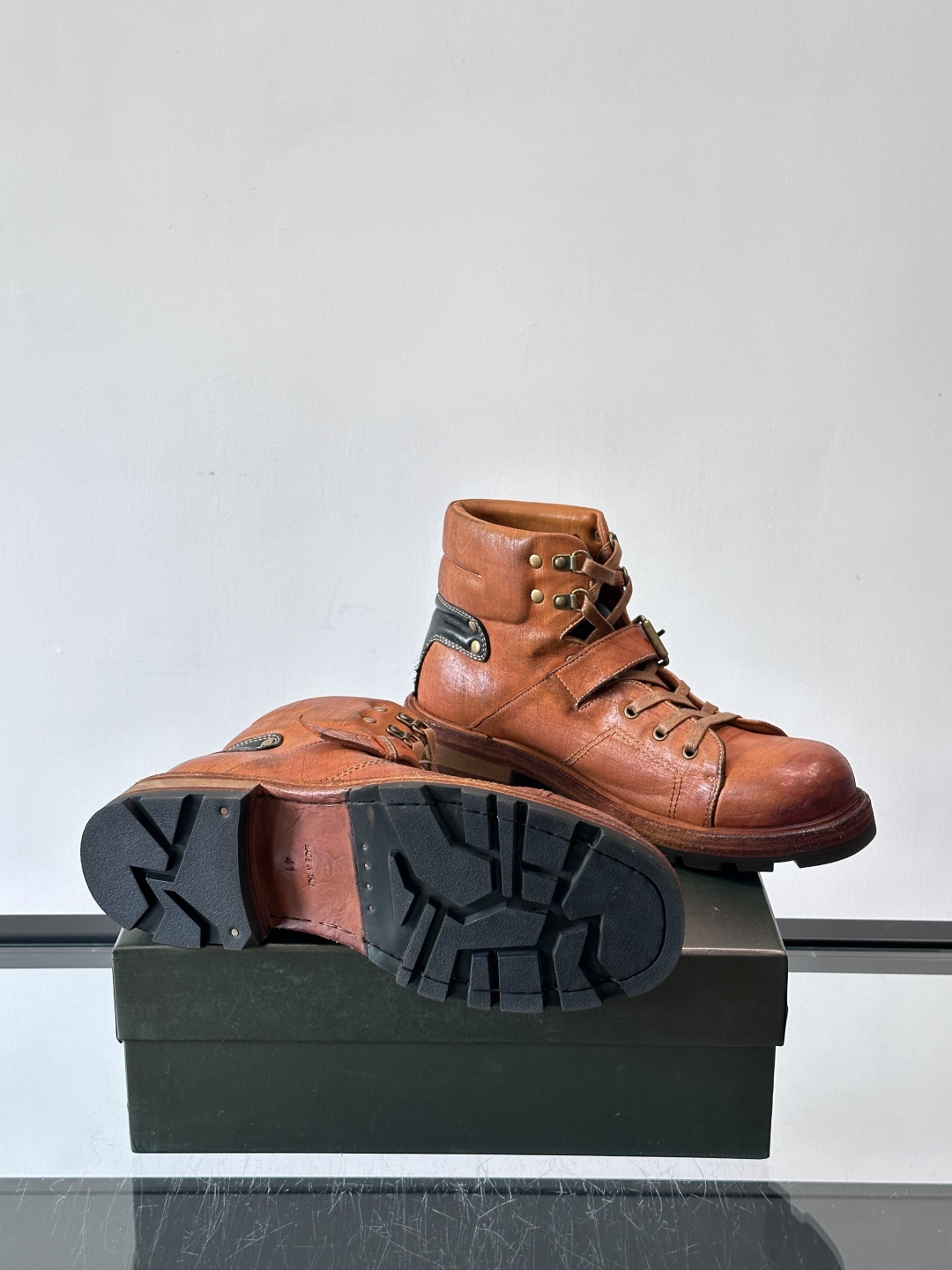 BERLUT*布鲁提 男士新款秋冬马皮系带靴这款靴子采用水洗马皮鞋面打造，鞋身手工擦色工艺处理。简约光面