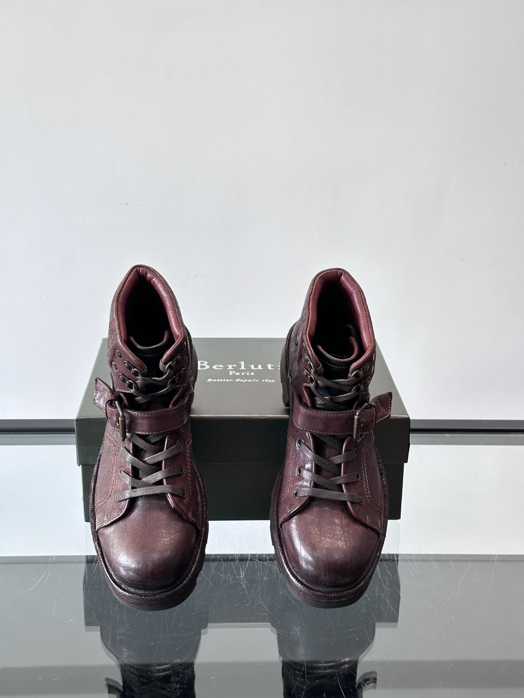 BERLUT*布鲁提 男士新款秋冬马皮系带靴这款靴子采用水洗马皮鞋面打造，鞋身手工擦色工艺处理。简约光面