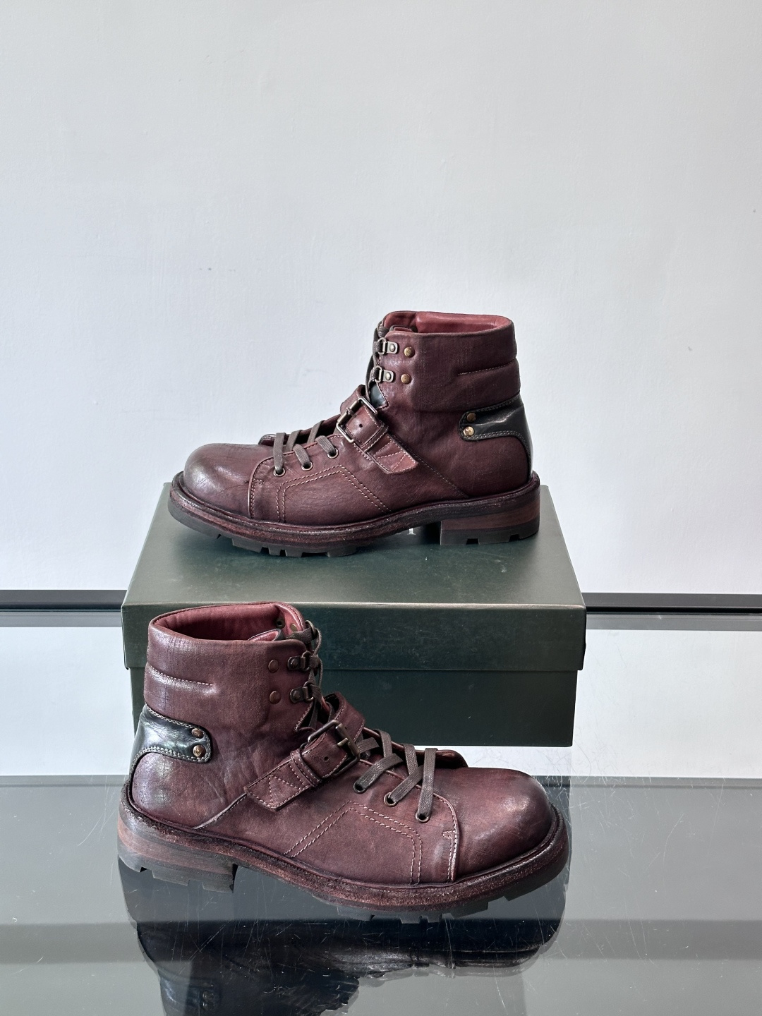 BERLUT*布鲁提 男士新款秋冬马皮系带靴这款靴子采用水洗马皮鞋面打造，鞋身手工擦色工艺处理。简约光面