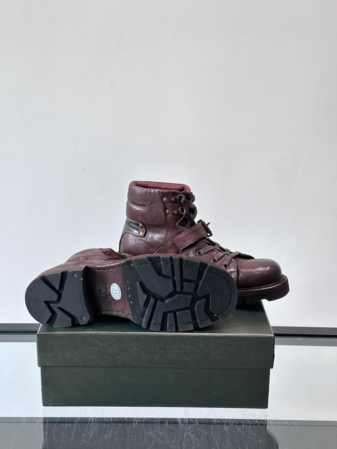 BERLUT*布鲁提 男士新款秋冬马皮系带靴这款靴子采用水洗马皮鞋面打造，鞋身手工擦色工艺处理。简约光面